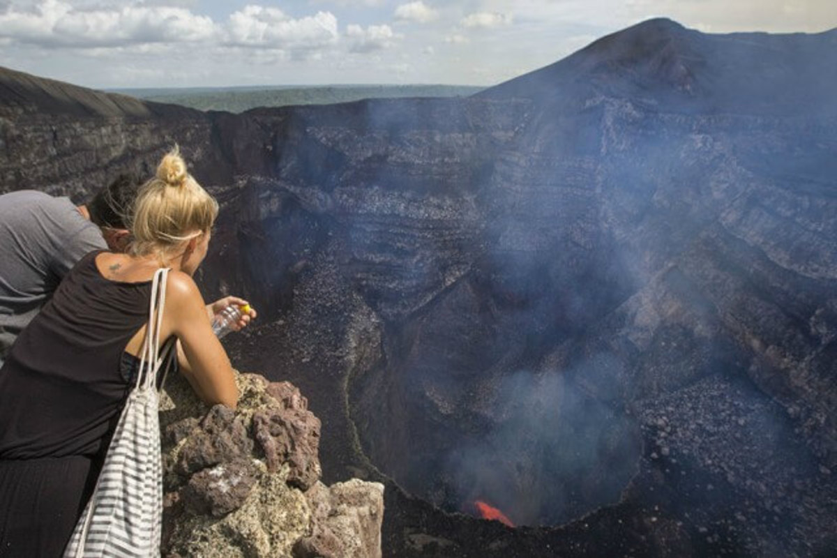 Масая. Девушка Volcan. Lake inside a Volcano. Лава в Манагуа фото. Sit on a Volcano.