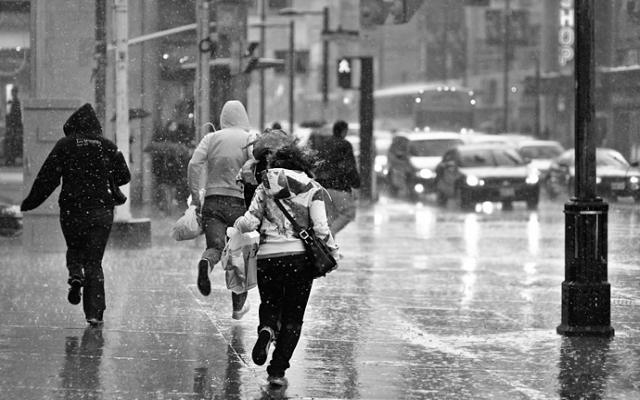 Es mejor caminar o correr bajo la lluvia