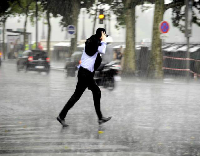 ¿Es mejor caminar o correr bajo la lluvia?