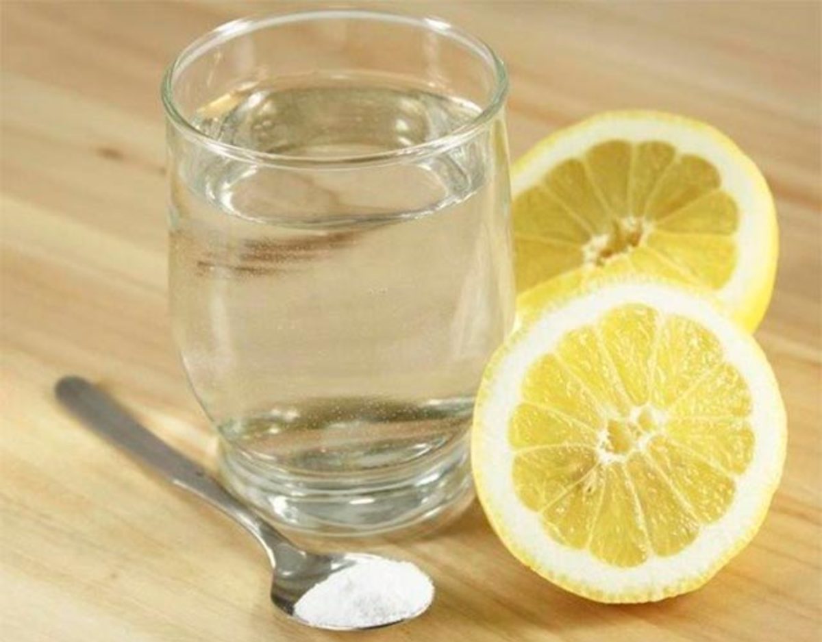 Вода сода и лимон напиток. Стакан воды с лимоном. Сода и лимон. Содовая с лимоном. Лимонная вода домашняя.