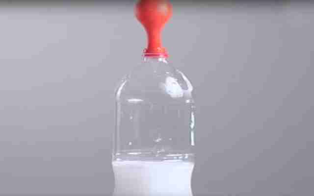 5 experimentos con globos para niños