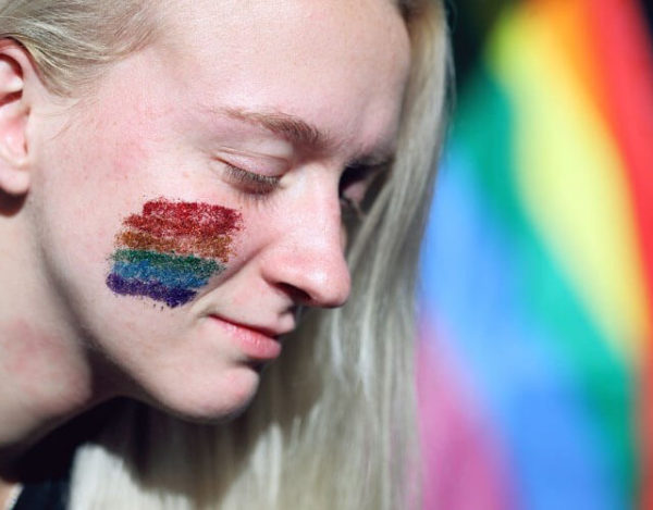 ¿Por qué la bandera del orgullo LGBT es de colores?