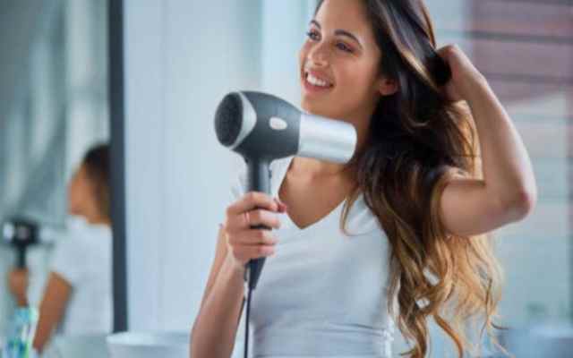 15 Errores que se cometen al usar un secador de pelo (secar el cabello de abajo hacia arriba es una mala idea)