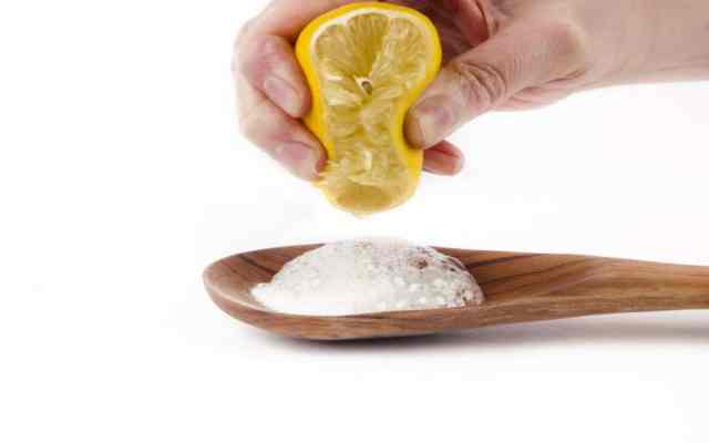 Sumerge medio limón en bicarbonato de sodio y el resultado te sorprenderá