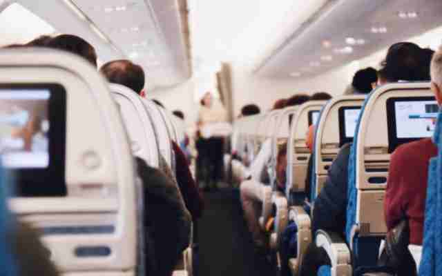 8 Cosas que debes evitar usar a bordo de un avión