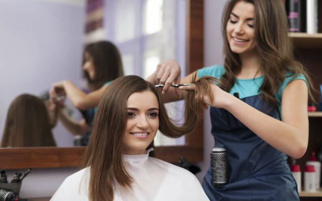 9 Consejos de estilistas profesionales para que tu cabello permanezca limpio y voluminoso durante más tiempo