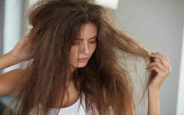 Cuídalo! 11 hábitos que están destruyendo tu cabello