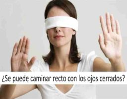 Se puede caminar recto con los ojos cerrados